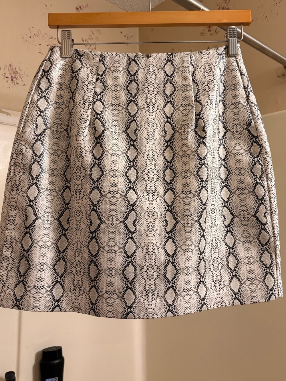 entro White and Black Snake Print Mini Skirt
